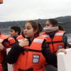 Niños navegan por Canal Dalcahue